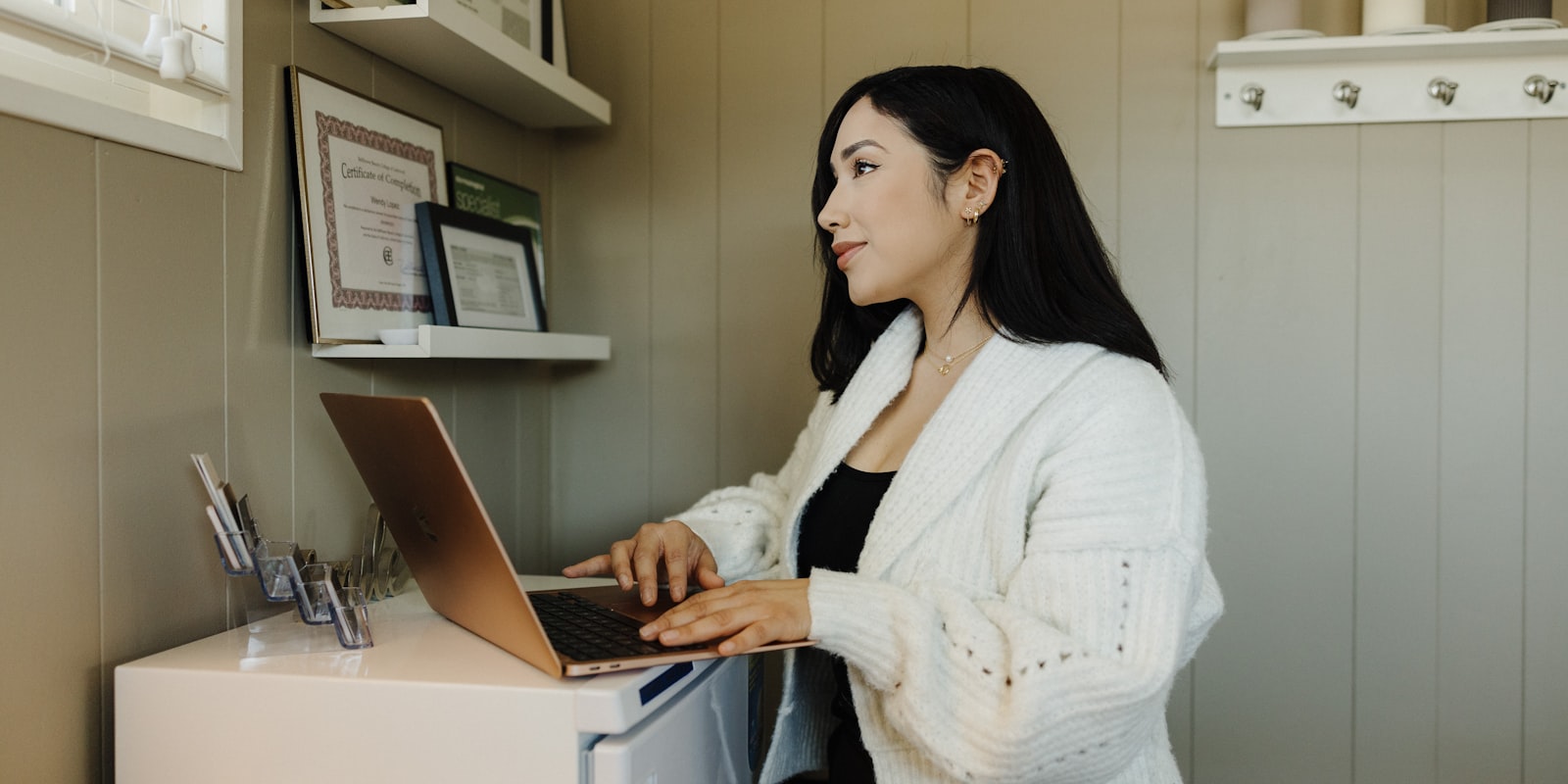 Podnikatel jedná s poradcem o financování.